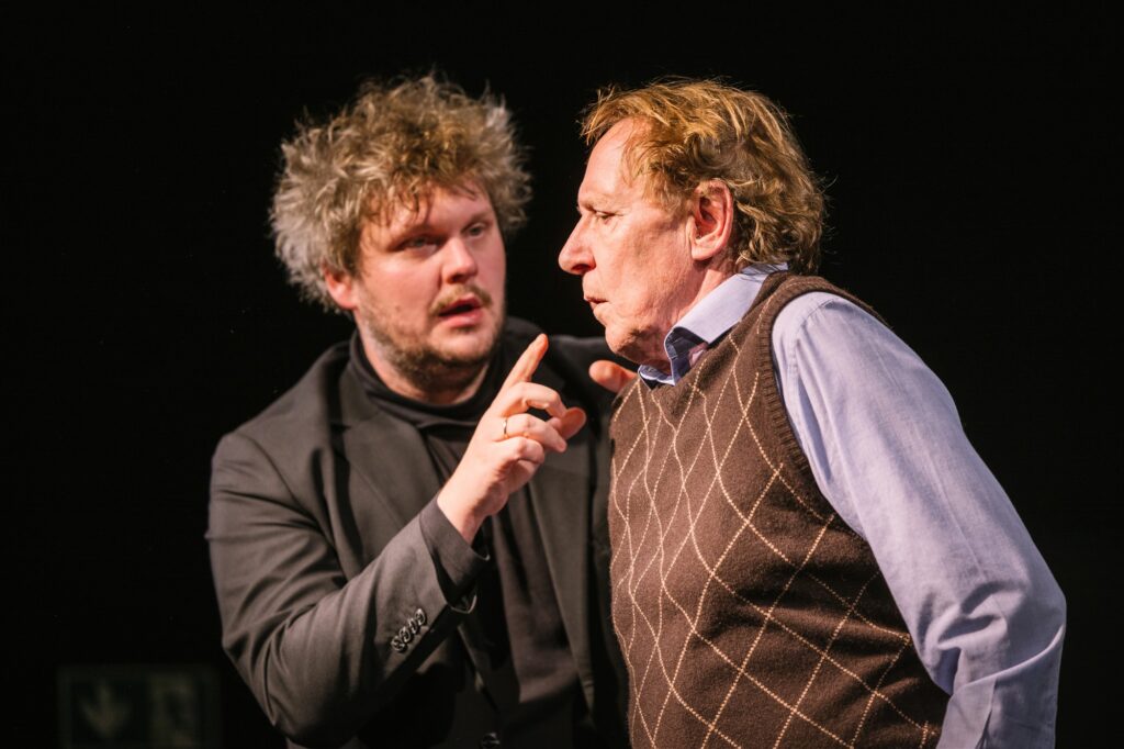 Sõnateatri avamine, tammepuust langeva käbiga