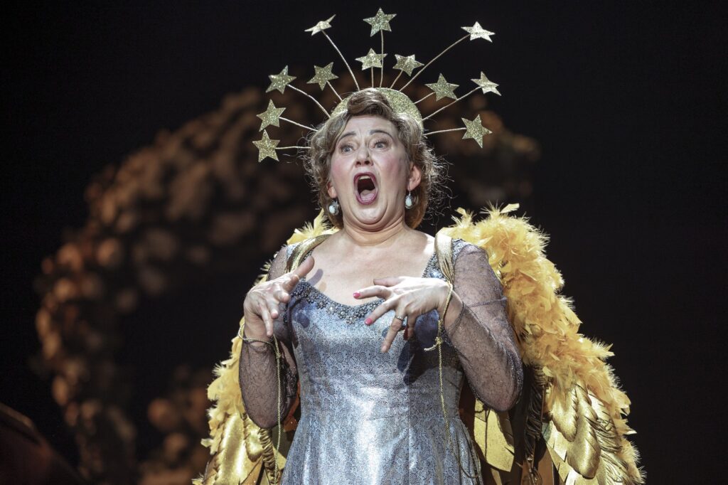 Päikesekuninganna unistuste aaria kullavihma hiilguses