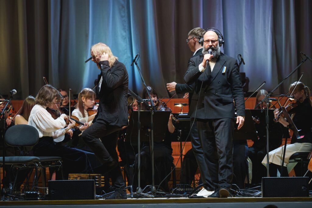 P&uuml;hademeeleolu Hiiu kannelde ja keelpilliorkestri poognat&otilde;mmete saatel