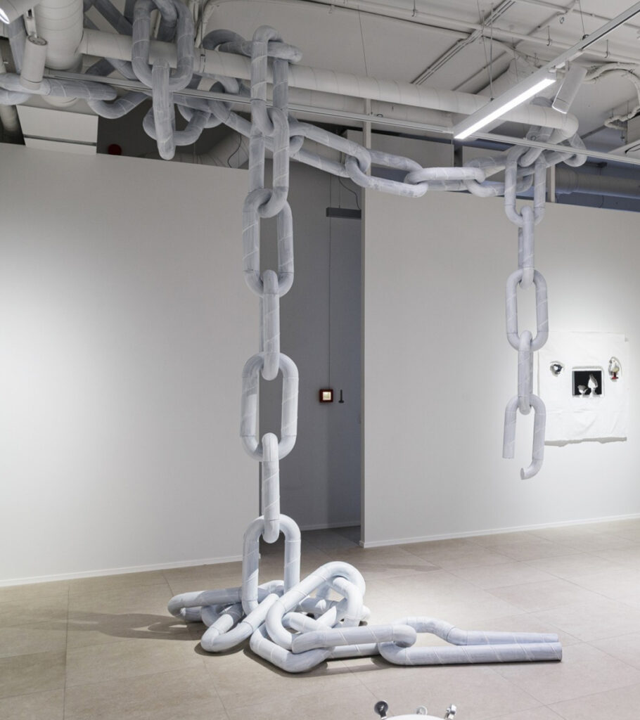 Ruum on v&auml;ike, žestid suured