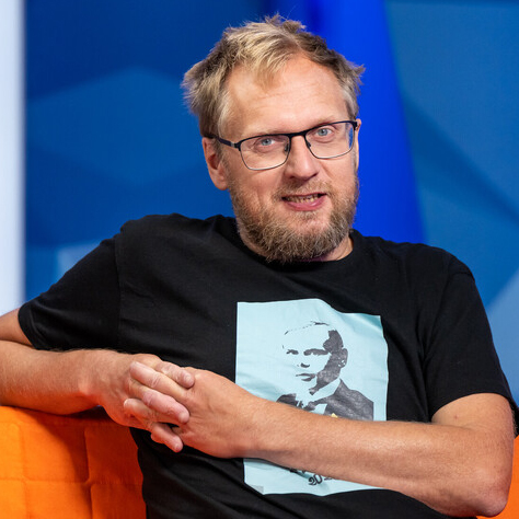 Kirjanik loeb. Contra