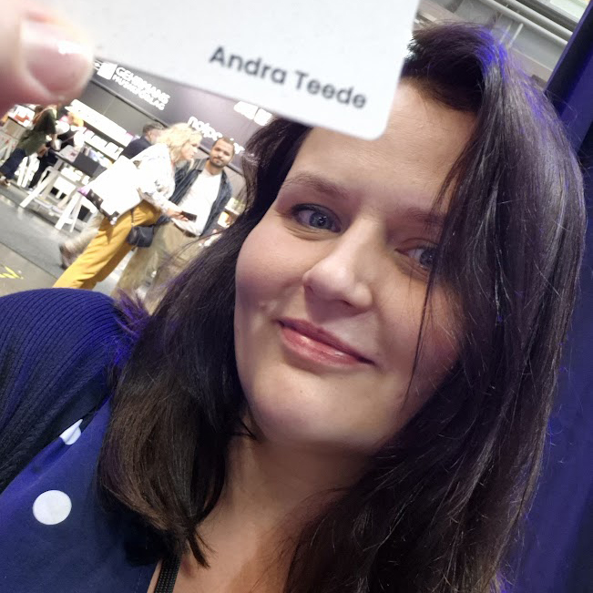 Kirjanik loeb. Andra Teede