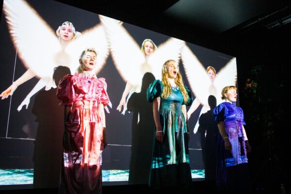 MARTO M&Auml;GI H&Uuml;PPAB KAARSILLALT PEAKAT