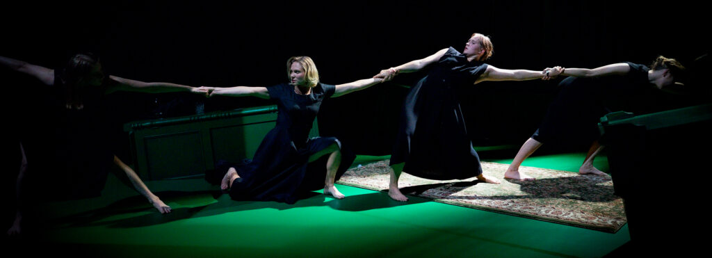 Naised ajatult mustas