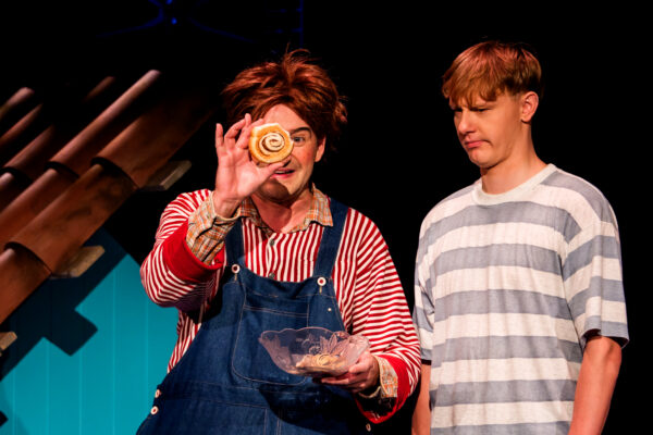 Urmas Lennuki &bdquo;V&auml;ikevend ja Karlsson katuselt&ldquo; jagab lastele headust